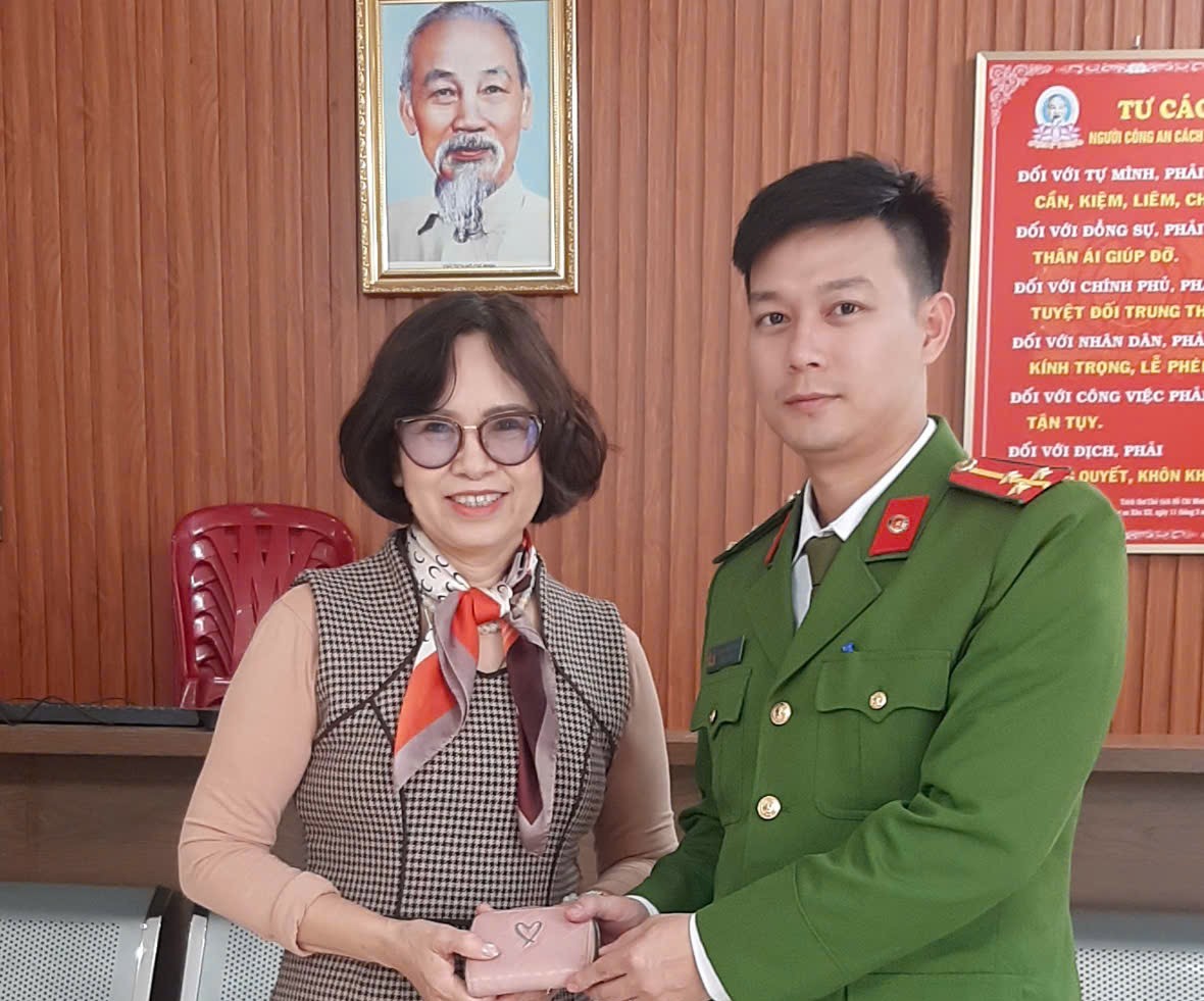 Công an phường Lê Chân kịp thời xác minh, trao trả tài sản cho người dân